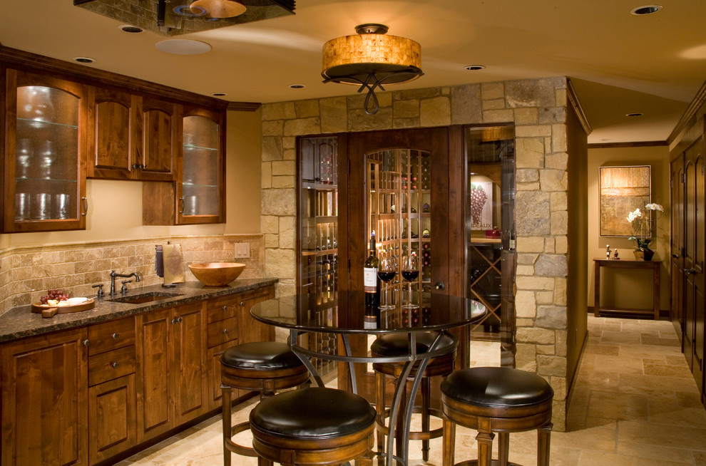 Foto di un angolo bar con lavandino chic con lavello sottopiano, ante con bugna sagomata, ante in legno bruno, paraspruzzi beige e pavimento beige