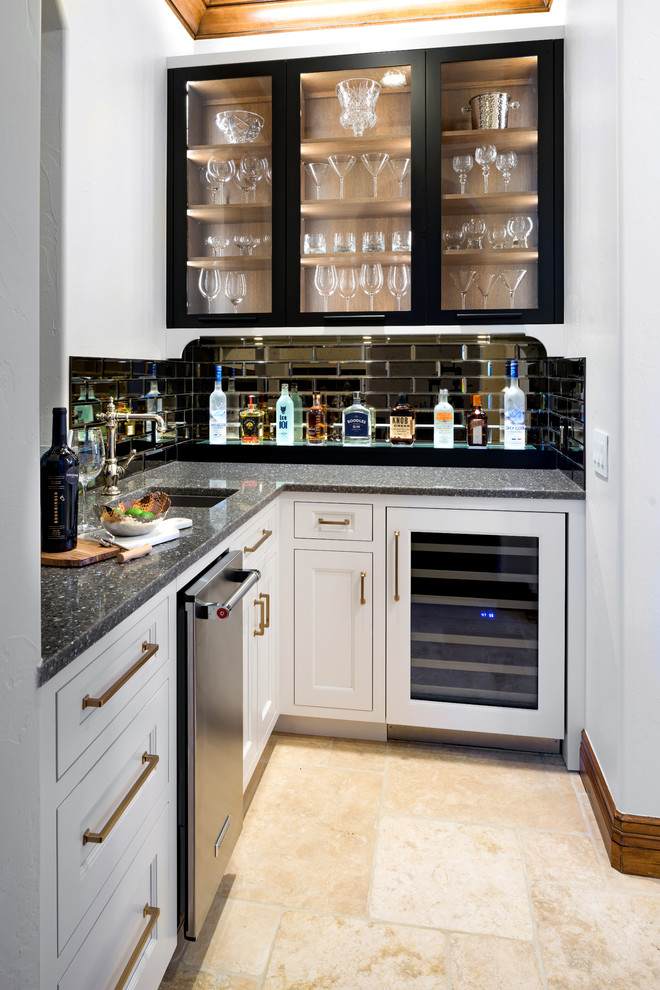 Idéer för en mellanstor klassisk grå l-formad hemmabar med vask, med marmorgolv, en undermonterad diskho, luckor med profilerade fronter, vita skåp, spegel som stänkskydd och beiget golv