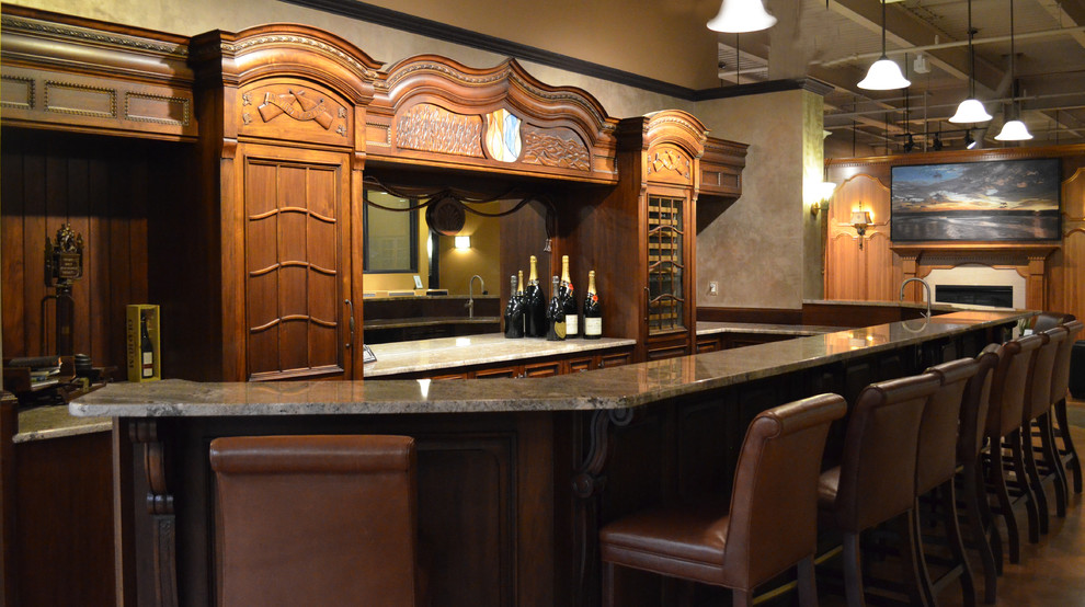 Immagine di un grande bancone bar chic con ante in legno scuro, top in granito, pavimento in cemento, lavello sottopiano, ante con riquadro incassato, paraspruzzi marrone e paraspruzzi in legno