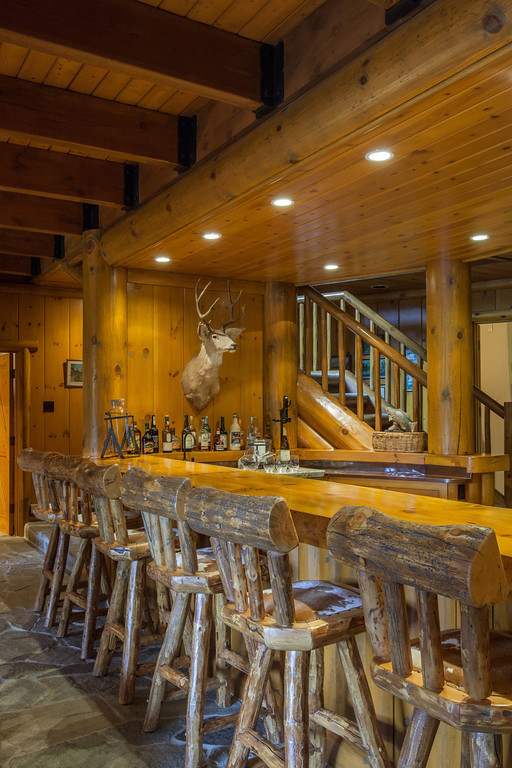 Mountain style home bar photo in Los Angeles