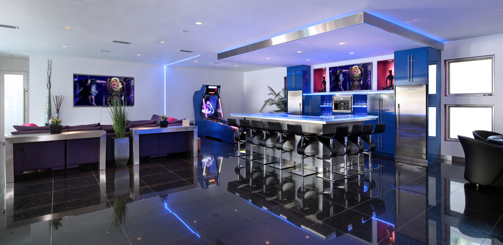 Imagen de bar en casa con barra de bar en U contemporáneo grande con armarios con paneles lisos, puertas de armario azules y encimera de vidrio