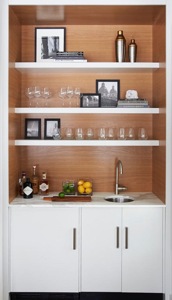 Ejemplo de bar en casa con fregadero moderno con fregadero bajoencimera, puertas de armario blancas y armarios con paneles lisos