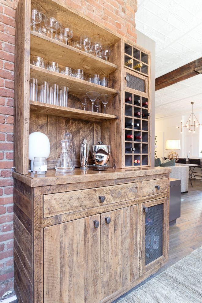 Diseño de bar en casa con fregadero rústico grande sin pila con puertas de armario con efecto envejecido, encimera de cobre y salpicadero marrón