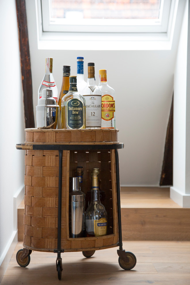Diseño de bar en casa nórdico con puertas de armario de madera clara