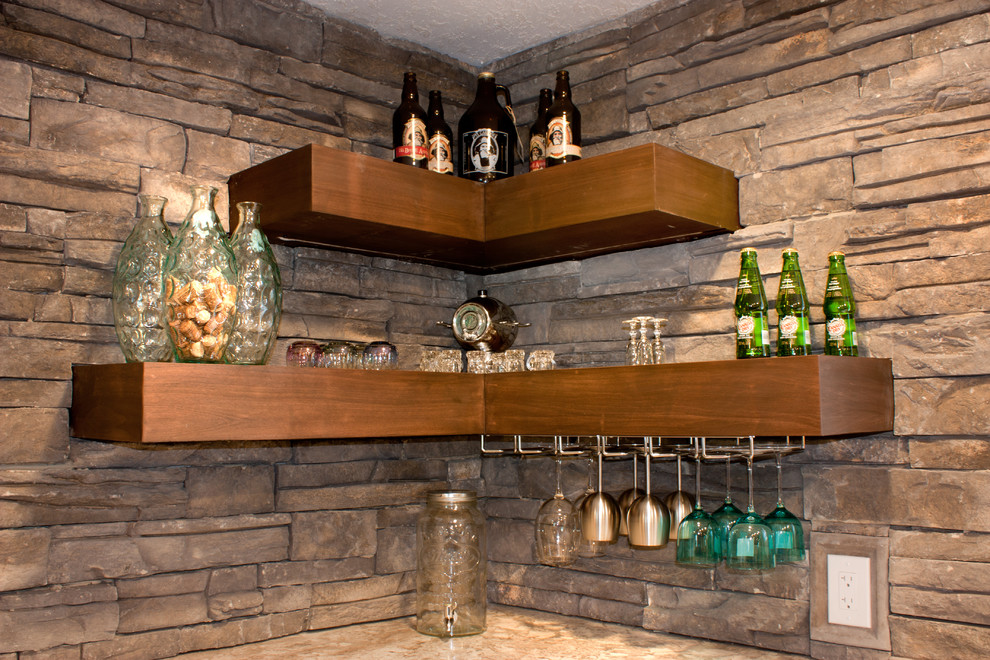 Diseño de bar en casa con fregadero tradicional con fregadero encastrado, armarios estilo shaker, puertas de armario de madera en tonos medios, salpicadero verde y salpicadero de losas de piedra