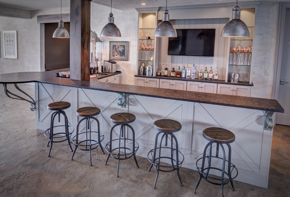 Idee per un grande angolo bar con lavandino stile americano con nessun'anta, ante bianche e pavimento in cemento