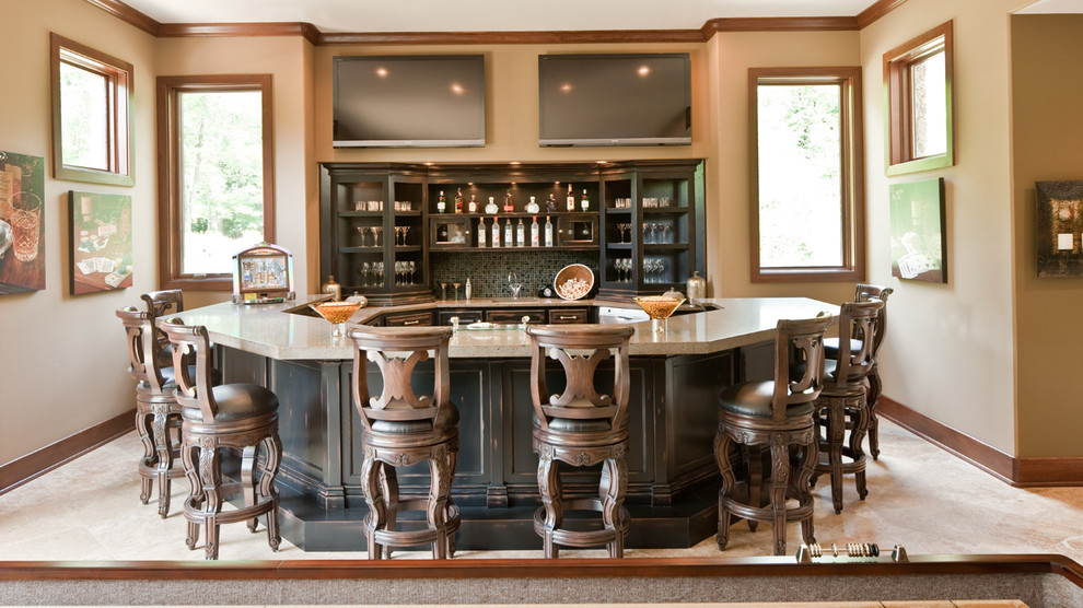 Immagine di un grande bancone bar tradizionale con ante con bugna sagomata, ante in legno bruno, paraspruzzi multicolore, paraspruzzi con piastrelle a mosaico e pavimento beige