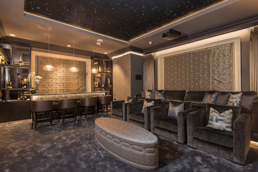 На фото: огромный изолированный домашний кинотеатр в классическом стиле с серыми стенами, ковровым покрытием, проектором и серым полом с