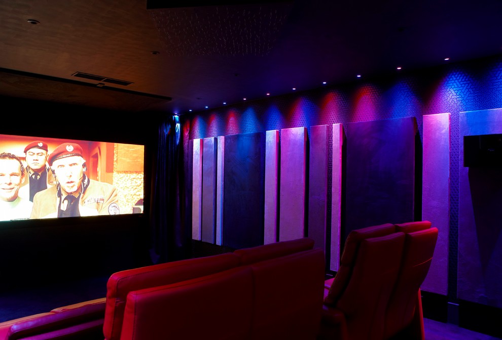 На фото: большой изолированный домашний кинотеатр в современном стиле с черными стенами, ковровым покрытием и мультимедийным центром