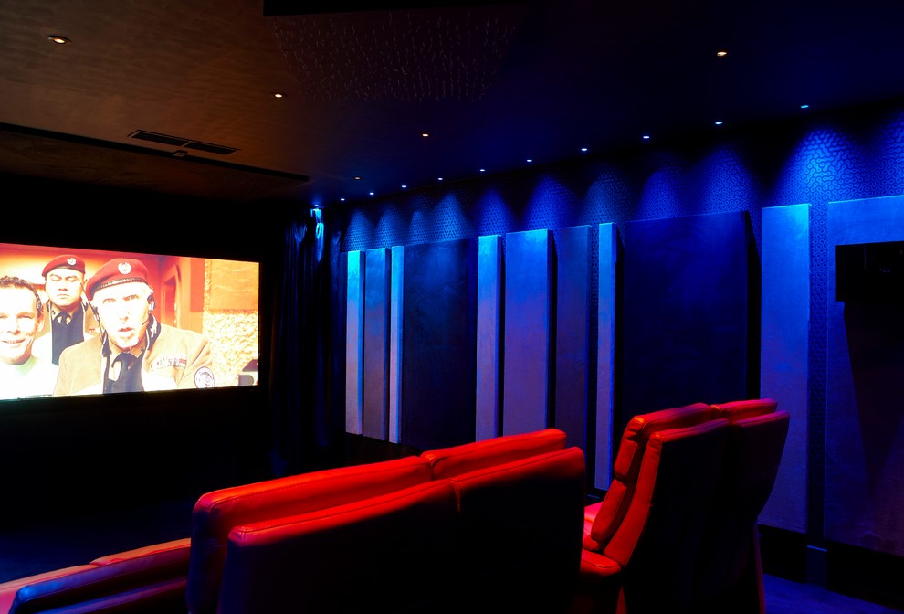 Immagine di un grande home theatre minimal chiuso con pareti nere, moquette e parete attrezzata