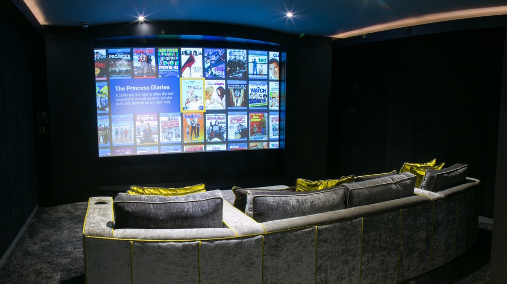 Foto de cine en casa cerrado bohemio de tamaño medio con paredes negras, moqueta y pantalla de proyección