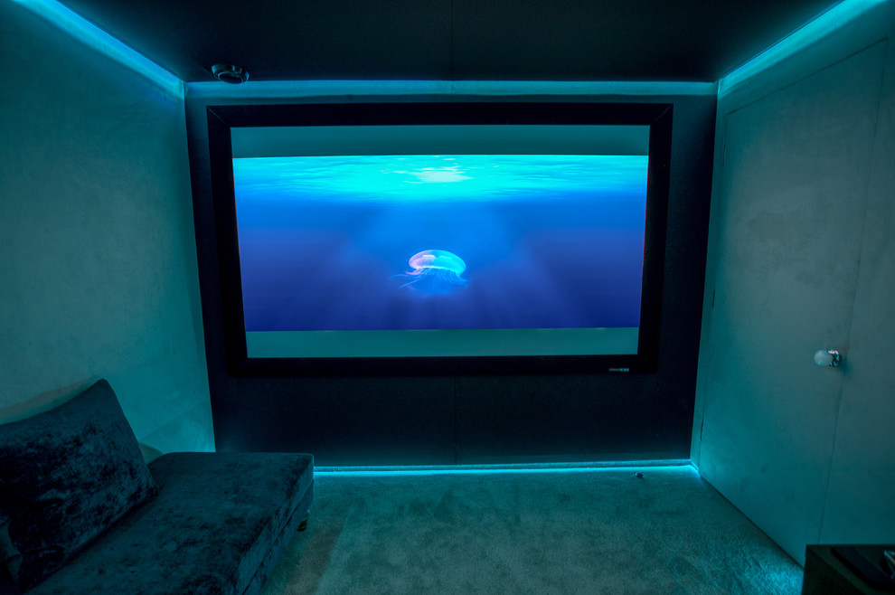 Ejemplo de cine en casa cerrado contemporáneo pequeño con paredes beige, moqueta y pantalla de proyección
