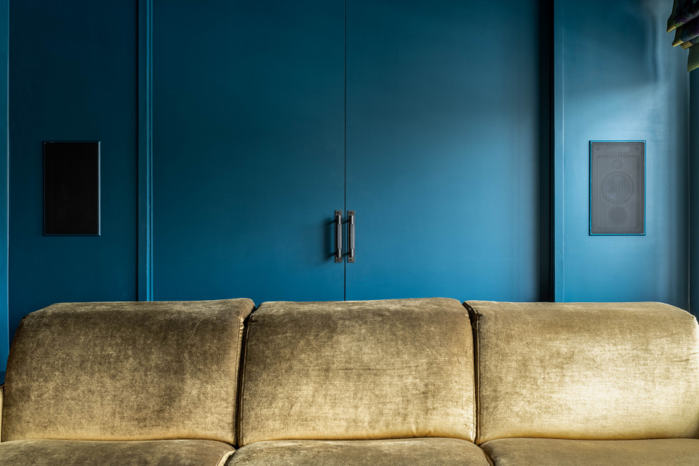 Mittelgroßes, Abgetrenntes Modernes Heimkino mit blauer Wandfarbe, braunem Holzboden, Leinwand und braunem Boden in London
