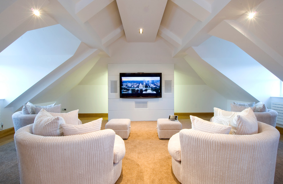 Cette photo montre une grande salle de cinéma chic fermée avec moquette, un mur blanc et un téléviseur fixé au mur.