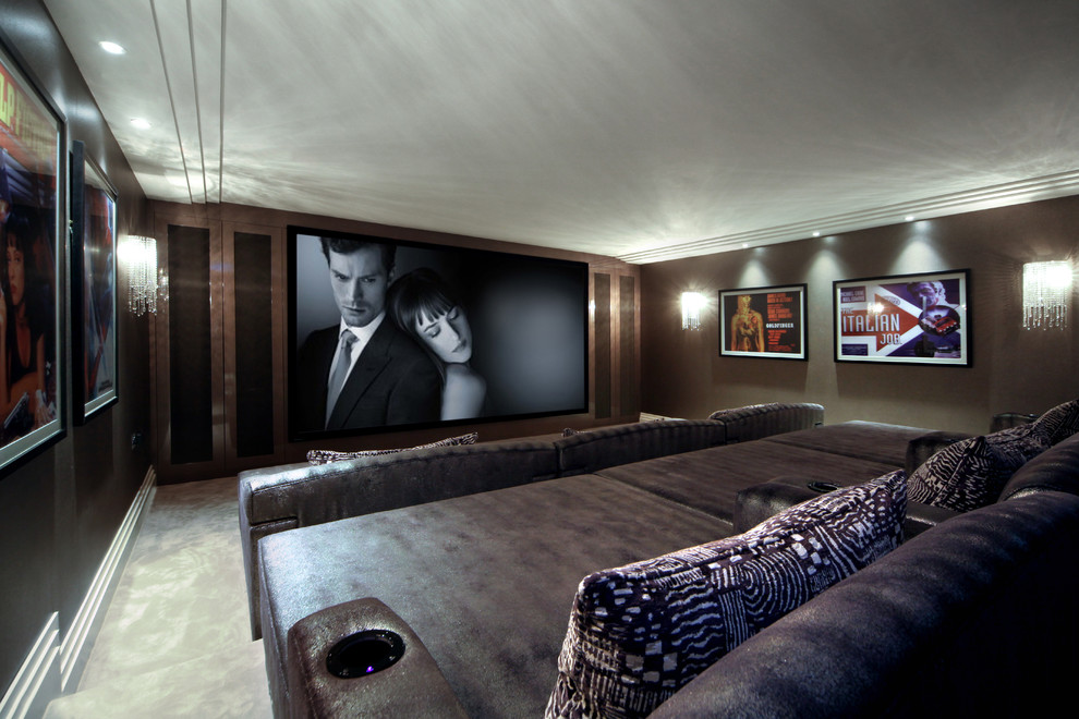 Immagine di un grande home theatre minimal con pareti marroni, moquette e TV a parete