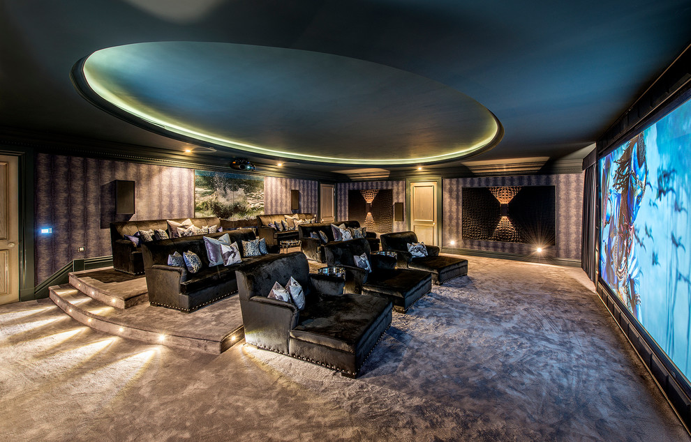 Cette image montre une grande salle de cinéma minimaliste fermée avec un mur violet, moquette, un écran de projection et un sol gris.