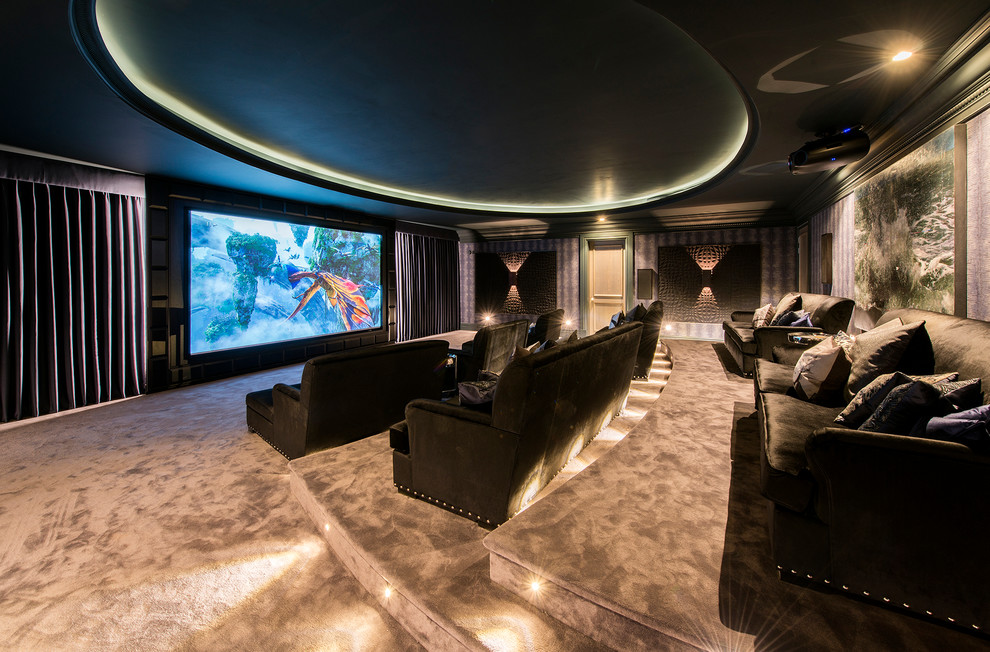 Modelo de cine en casa cerrado moderno grande con paredes púrpuras, moqueta, pantalla de proyección y suelo gris