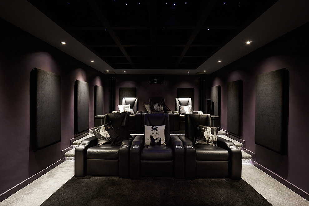 Immagine di un home theatre minimal di medie dimensioni con pareti viola e moquette