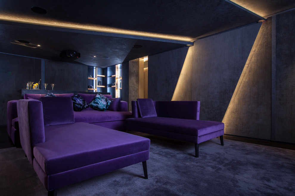 Mittelgroßes, Abgetrenntes Modernes Heimkino mit grauer Wandfarbe, Teppichboden, grauem Boden und Leinwand in London