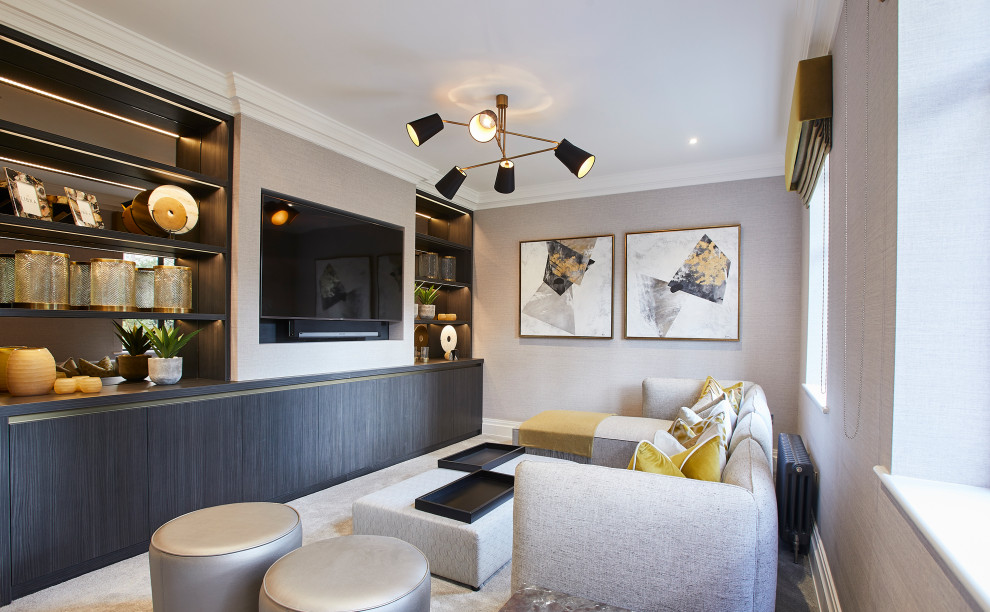 Immagine di un piccolo home theatre minimalista chiuso con pareti beige, moquette, parete attrezzata e pavimento beige