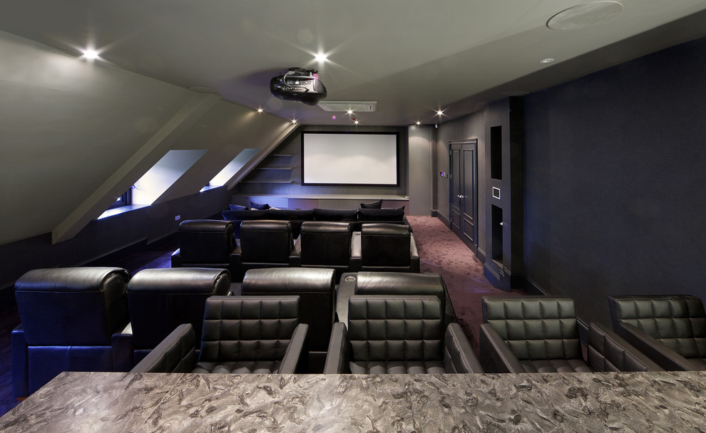 Idée de décoration pour une grande salle de cinéma ouverte avec un mur violet, moquette, un écran de projection et un sol violet.