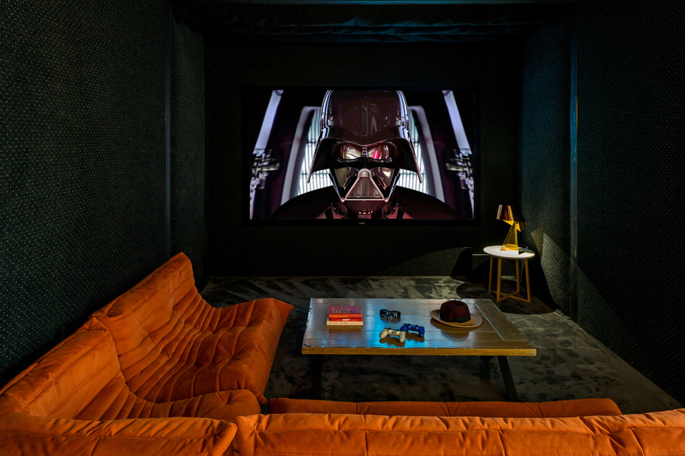 Diseño de cine en casa cerrado actual pequeño con paredes negras, moqueta, pantalla de proyección y suelo negro