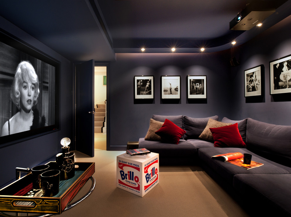 Ejemplo de cine en casa cerrado actual pequeño con paredes negras, moqueta, pantalla de proyección y suelo marrón