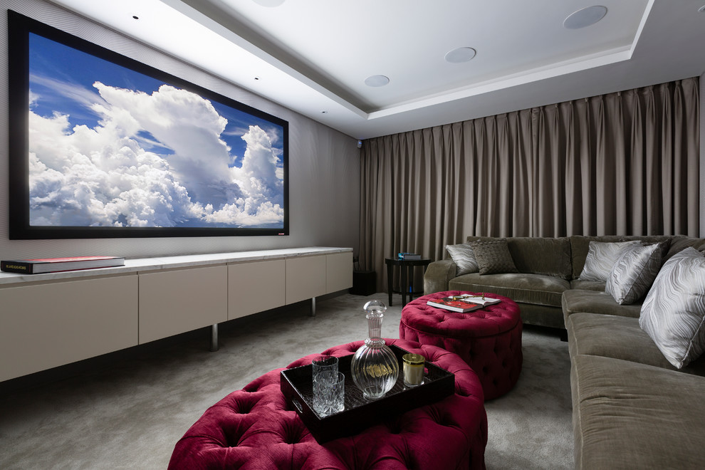 Modelo de cine en casa cerrado clásico renovado de tamaño medio con paredes blancas, moqueta, pantalla de proyección y suelo gris