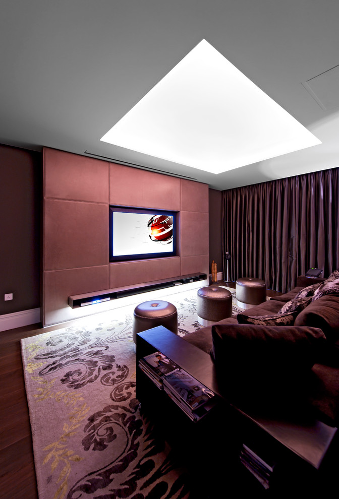Modelo de cine en casa contemporáneo pequeño con paredes marrones y pared multimedia