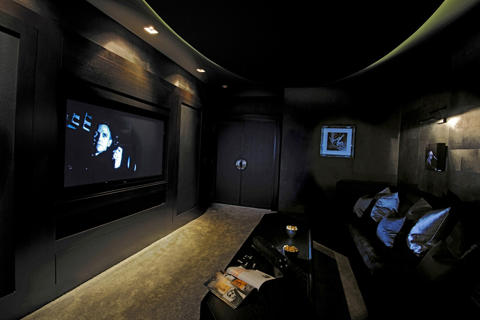 Réalisation d'une petite salle de cinéma design fermée avec un mur noir, moquette et un téléviseur encastré.