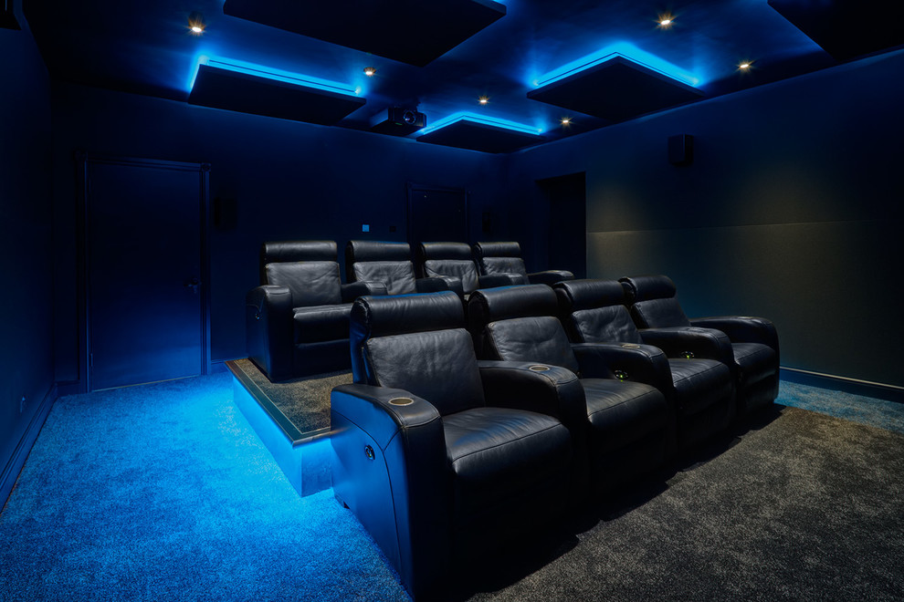 Aménagement d'une grande salle de cinéma contemporaine fermée avec un mur noir, moquette et un téléviseur fixé au mur.