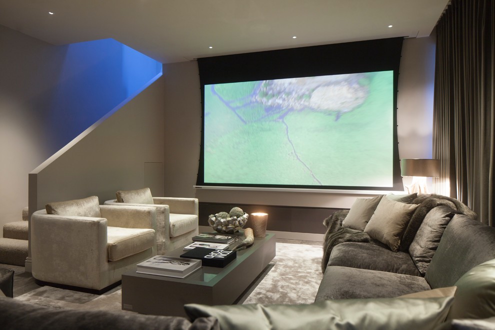Ejemplo de cine en casa abierto actual grande con paredes grises, suelo de baldosas de cerámica y pantalla de proyección