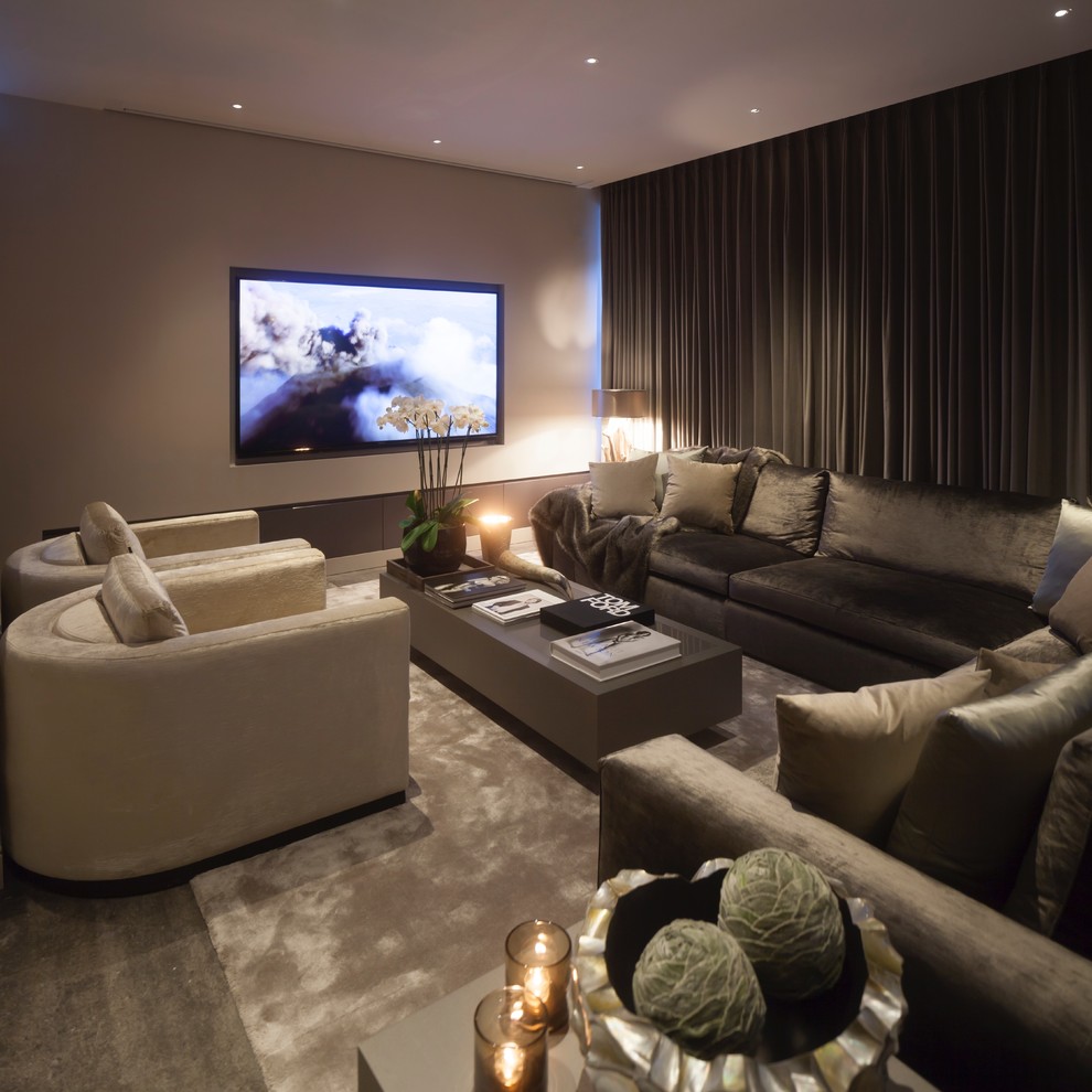 Foto de cine en casa abierto actual grande con paredes grises, suelo de baldosas de cerámica y pantalla de proyección