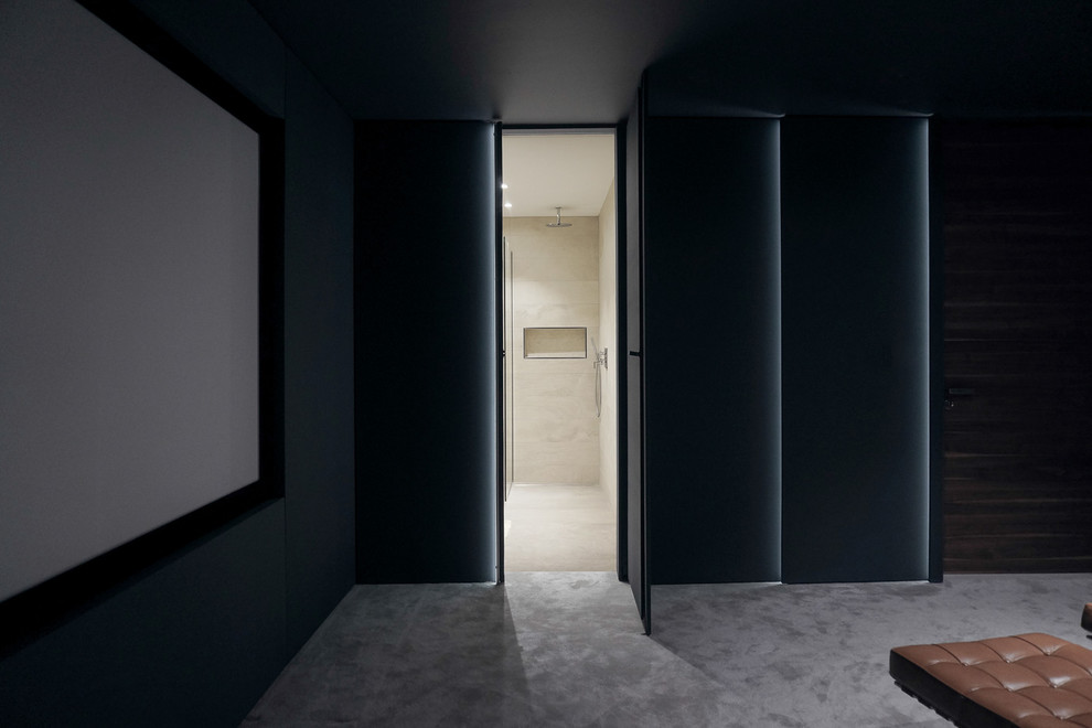 Идея дизайна: изолированный домашний кинотеатр среднего размера в современном стиле с фиолетовыми стенами, ковровым покрытием, проектором и серым полом