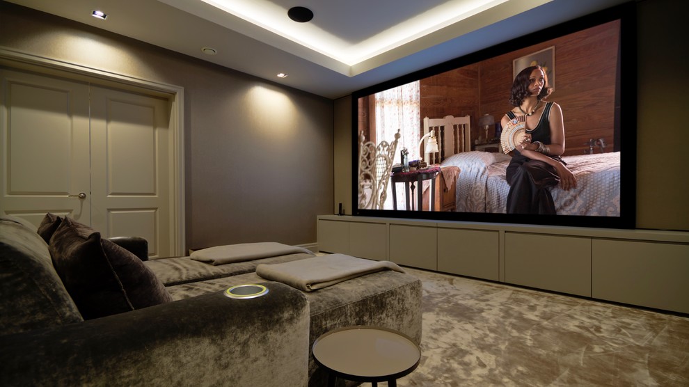 Ejemplo de cine en casa cerrado actual grande con paredes marrones, moqueta, pantalla de proyección y suelo beige