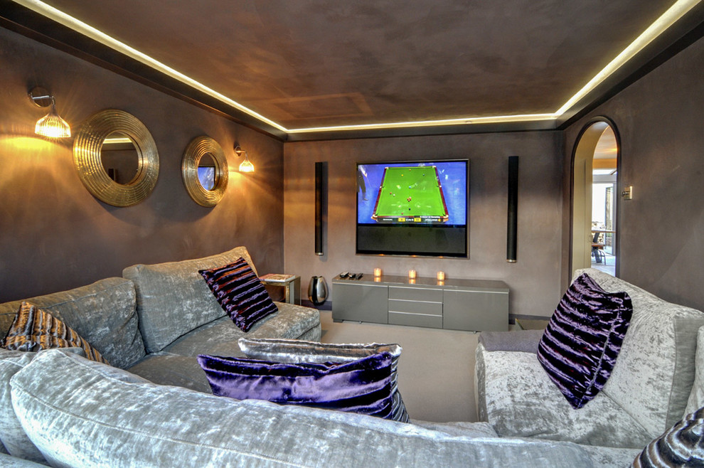 Exempel på ett litet klassiskt avskild hemmabio, med grå väggar, heltäckningsmatta, en väggmonterad TV och grått golv