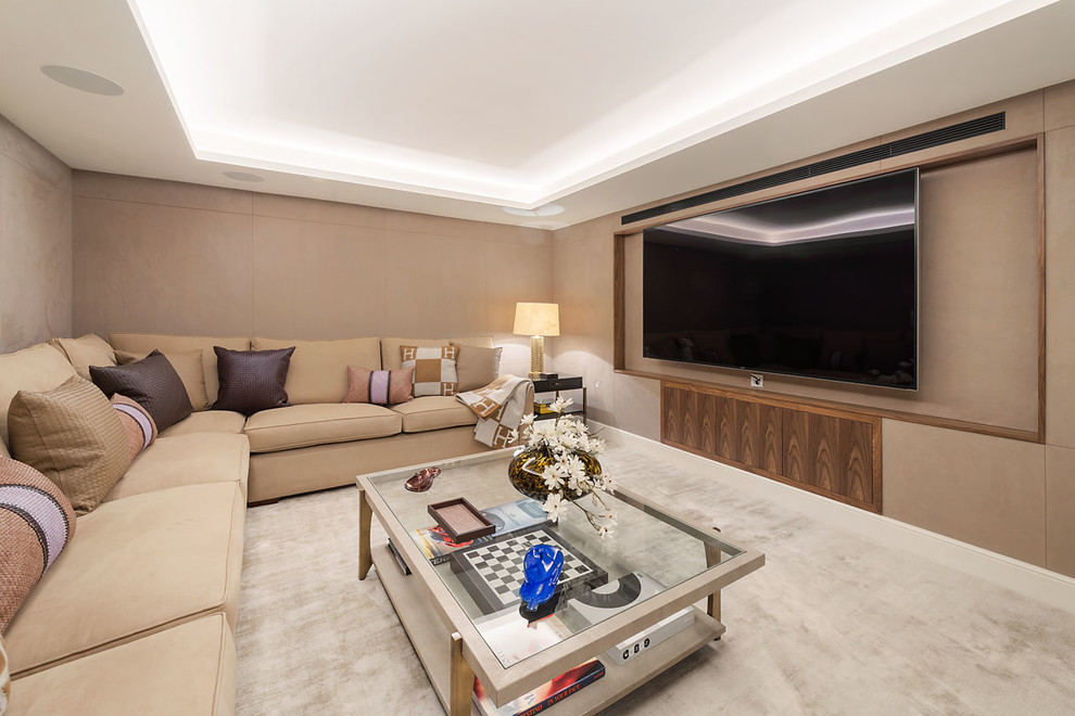 Mittelgroßes Klassisches Heimkino mit beiger Wandfarbe, Teppichboden, TV-Wand und beigem Boden in Sonstige