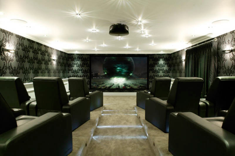 Свежая идея для дизайна: большой изолированный домашний кинотеатр в современном стиле с черными стенами, ковровым покрытием и телевизором на стене - отличное фото интерьера