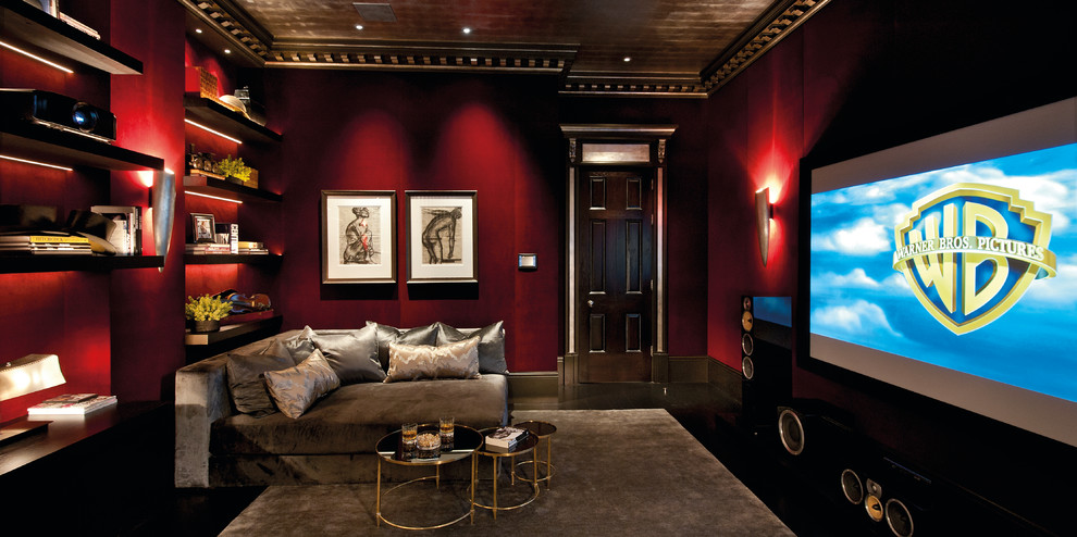 На фото: изолированный домашний кинотеатр среднего размера в стиле модернизм с красными стенами, ковровым покрытием, проектором и серым полом