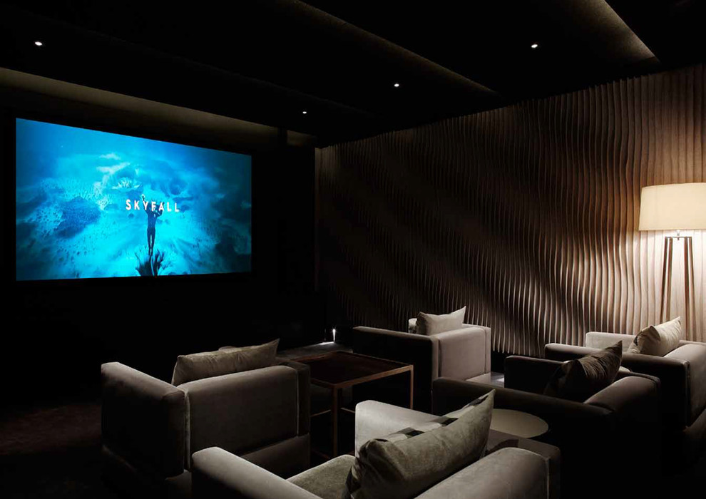 Diseño de cine en casa cerrado actual grande con paredes beige, moqueta y pared multimedia