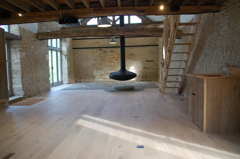 Immagine di un home theatre moderno chiuso con pavimento in legno massello medio e schermo di proiezione