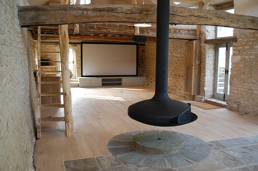 Offenes Modernes Heimkino mit hellem Holzboden und Leinwand in Sonstige