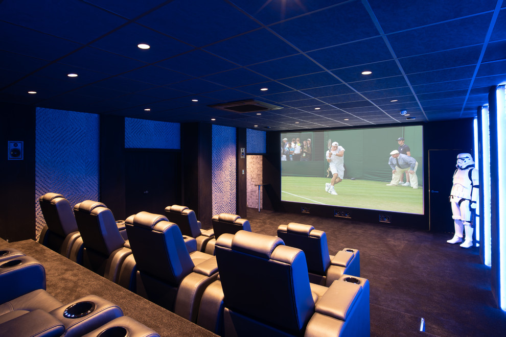Idée de décoration pour une salle de cinéma design de taille moyenne et fermée avec moquette, un écran de projection et un sol gris.