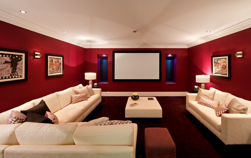 Foto de cine en casa cerrado actual de tamaño medio con paredes rojas, moqueta, pantalla de proyección y suelo rojo