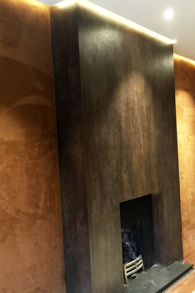 Ejemplo de cine en casa cerrado actual grande con paredes marrones, suelo de madera oscura y pared multimedia