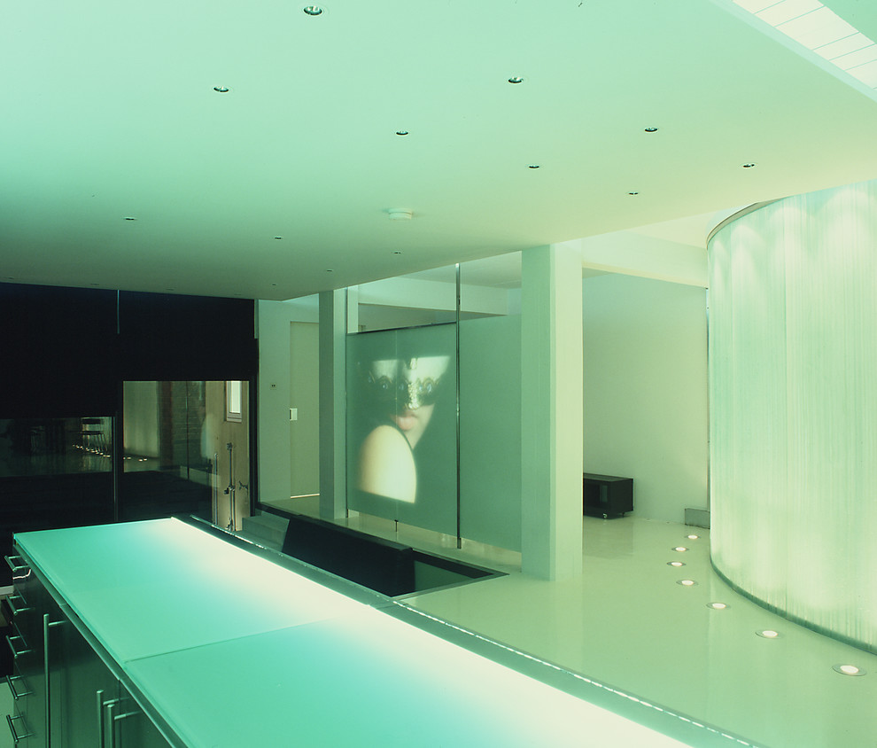 Großes, Offenes Modernes Heimkino mit weißer Wandfarbe, Betonboden, Leinwand und weißem Boden in London