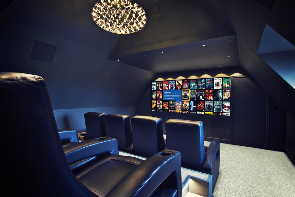 Foto di un home theatre contemporaneo chiuso con pareti blu, moquette e schermo di proiezione