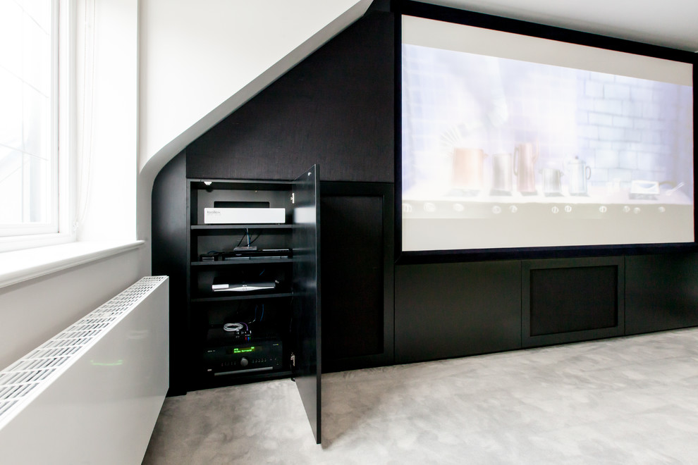 Exempel på ett mellanstort modernt avskild hemmabio, med grå väggar, heltäckningsmatta och projektorduk