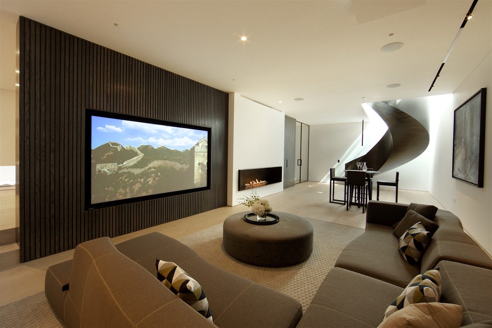 Diseño de cine en casa abierto contemporáneo grande con paredes blancas, suelo de madera clara, pantalla de proyección y suelo beige