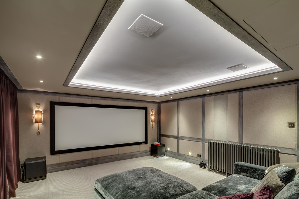 На фото: изолированный домашний кинотеатр в стиле кантри с бежевыми стенами, ковровым покрытием, проектором и бежевым полом